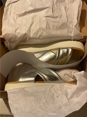 Ugg sandals size 6.5